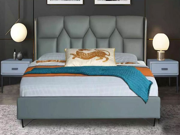 Katere previdnostne ukrepe je treba upoštevati pri vzdrževanju usnjeno oblazinjene postelje?